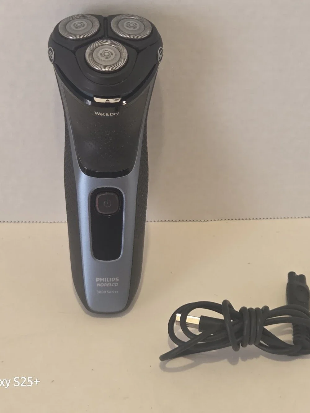 PHILLIPS NORELCO Series 3000 Shaver with Charger - Works Tested